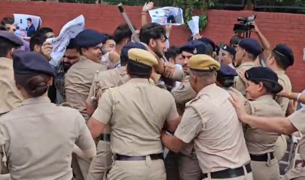 भाजपा के ‘संविधान हत्या दिवस’ के विरोध में सड़क पर उतरी कांग्रेस, चंडीगढ़ में किया विरोध प्रदर्शन (Photo : IANS)